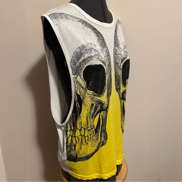 Truly Madly Deeply Graphic Skulls Muscle Tee Urban Outfitters - Picture 3 of 12